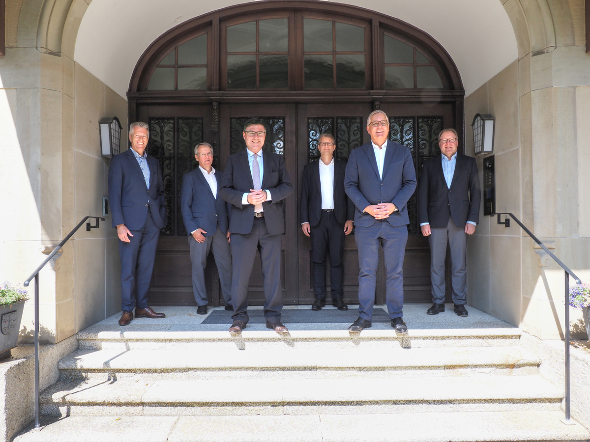 V. l. n. r.: Andreas Endters, CEO Voith Paper, Egon Krätschmer, Geschäftsführer Finanzen und Controlling, MdB Dr. Stefan Kaufmann, Dr. Uwe Knotzer, CEO Voith Turbo, Dr. Toralf Haag, Vorsitzender der Konzerngeschäftsführung, und Uwe Wehnhardt, CEO Voith Hydro.