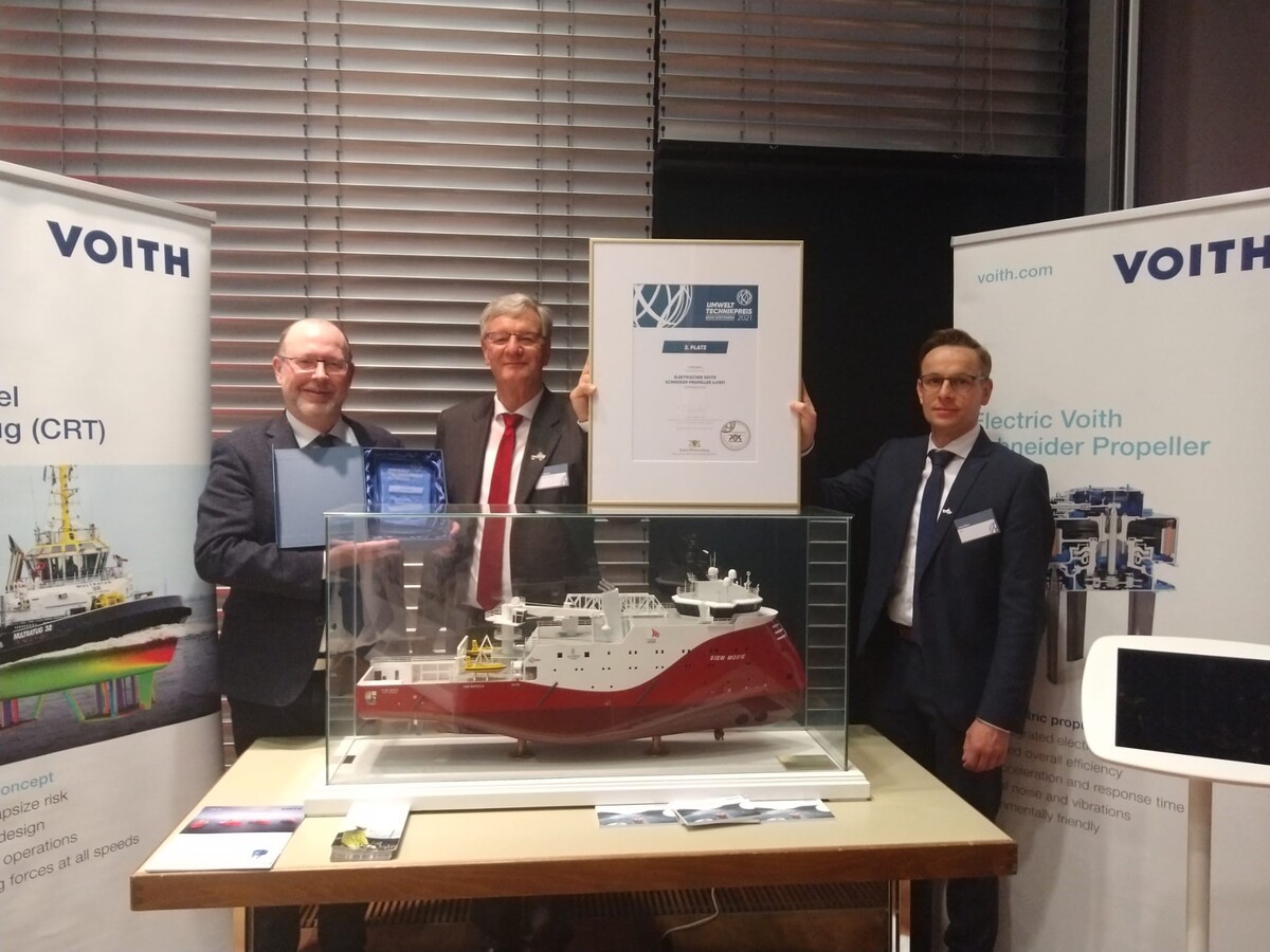 Von links: Andreas Amelang, Senior Vice President Sales Marine; Dr. Dirk Jürgens, Vice President Research & Development Marine; Jörg Maier, Vice President CCE Marine Von links: Andreas Amelang, Senior Vice President Sales Marine; Dr. Dirk Jürgens, Vice President Research & Development Marine; Jörg Maier, Vice President CCE Marine