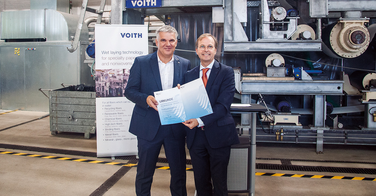 Feierlichen Überreichung des Zuwendungsbescheids: Kai Pöhler, Director Application and Business Development bei Voith Paper, erhält die Urkunde von Forschungsstaatssekretär Thomas Rachel MdB in der Voith-Niederlassung Düren.