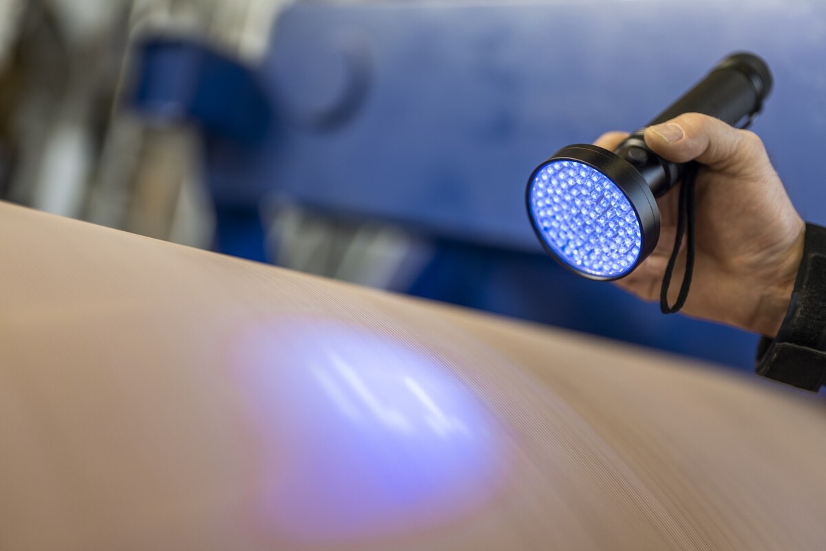 Der QView Pressmantel von Voith macht aufgrund seiner besonderen Eigenschaften und der Verwendung von UV-Licht unsichtbare Risse im Pressmantel sichtbar. Der QView Pressmantel von Voith macht aufgrund seiner besonderen Eigenschaften und der Verwendung von UV-Licht unsichtbare Risse im Pressmantel sichtbar.