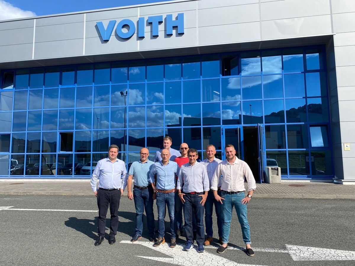 Erfolgreiche Partnerschaft zwischen Schumacher Packaging und Voith.
V.l.n.r.: Marcos Garcia de la Torre (Managing Director Voith Paper
Spanien), Henryk Drechnowicz (Managing Director Schumacher Myszków), Jose Luis
Landaberea (Head of Project Management Voith Paper Spanien), Patryk Klein
(Maintenance Manager Schumacher Myszków), Jerzy Tengowski (Mitglied des Project
Management Teams Schumacher), Ignacio Benito (Rebuilds Director Voith Paper
Spanien), Maciej Skupinski (Project Manager Head Schumacher Myszków), Kamil
Modrakowski (Mitglied des Project Management Teams Schumacher). Erfolgreiche Partnerschaft zwischen Schumacher Packaging und Voith.
V.l.n.r.: Marcos Garcia de la Torre (Managing Director Voith Paper
Spanien), Henryk Drechnowicz (Managing Director Schumacher Myszków), Jose Luis
Landaberea (Head of Project Management Voith Paper Spanien), Patryk Klein
(Maintenance Manager Schumacher Myszków), Jerzy Tengowski (Mitglied des Project
Management Teams Schumacher), Ignacio Benito (Rebuilds Director Voith Paper
Spanien), Maciej Skupinski (Project Manager Head Schumacher Myszków), Kamil
Modrakowski (Mitglied des Project Management Teams Schumacher).
