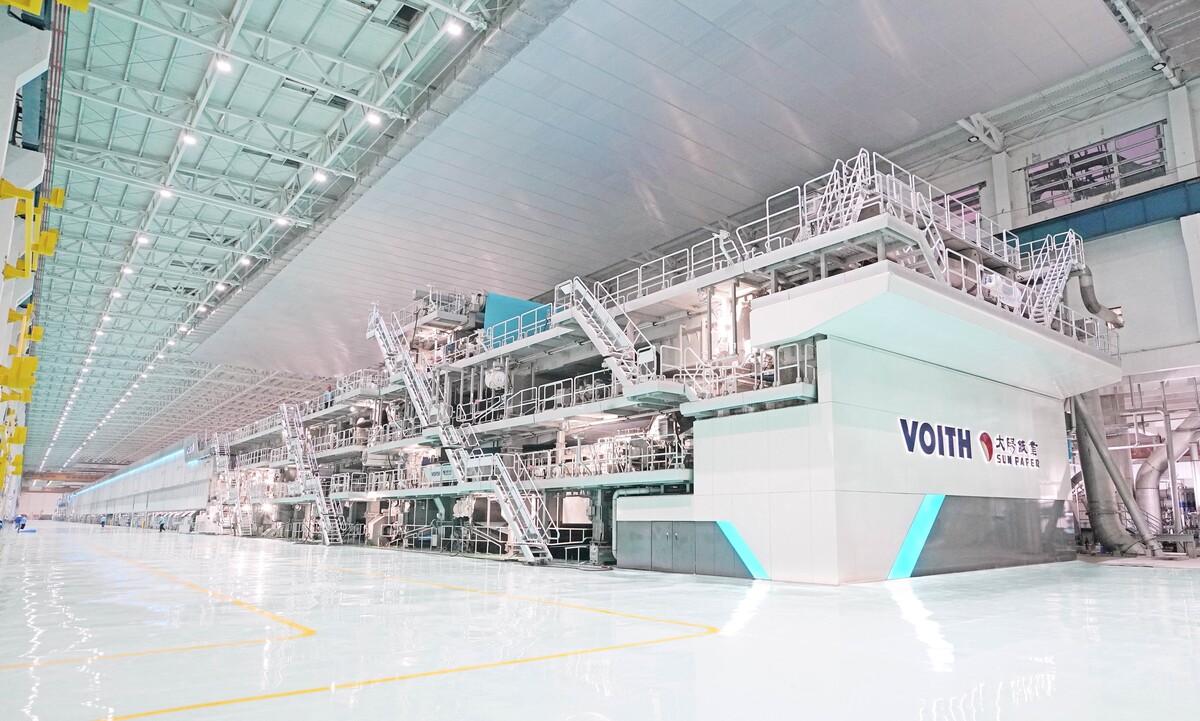 Als Full-Line-Anbieter lieferte Voith die gesamte XcelLine-Papiermaschine im visionären Industriedesign. Die Anlage wird über eine Million Tonnen weißen Faltschachtelkarton jährlich produzieren. Als Full-Line-Anbieter lieferte Voith die gesamte XcelLine-Papiermaschine im visionären Industriedesign. Die Anlage wird über eine Million Tonnen weißen Faltschachtelkarton jährlich produzieren.