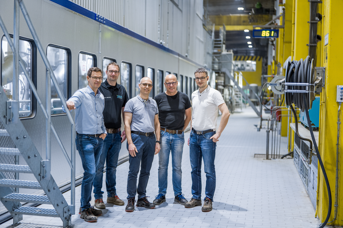 Nach erfolgreichem Umbau: (v. l. n. r.) Philipp Katz, Stefan Kress, Oliver Meeß, Christoph König und Markus Luther an der PM 3 bei Jass in Fulda Nach erfolgreichem Umbau: (v. l. n. r.) Philipp Katz, Stefan Kress, Oliver Meeß, Christoph König und Markus Luther an der PM 3 bei Jass in Fulda