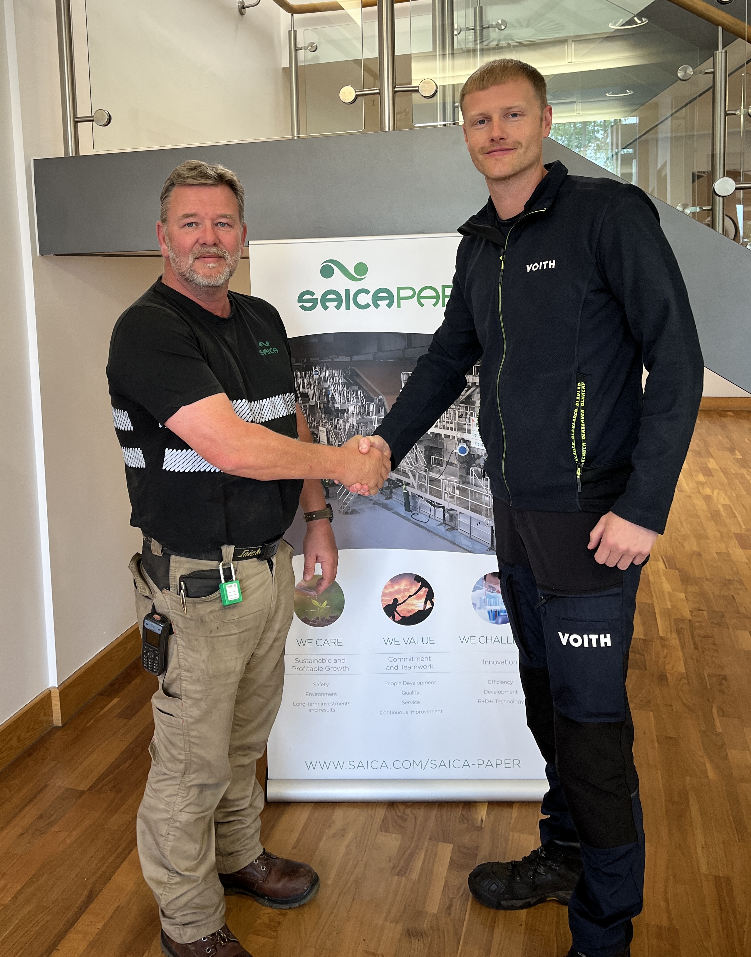 Zusammenarbeit mit gemeinsamen Zielen: Darren Hoyle, Mill Maintenance Manager bei Saica Paper UK, und Jordan Whyatt, Service Technician bei Voith Paper