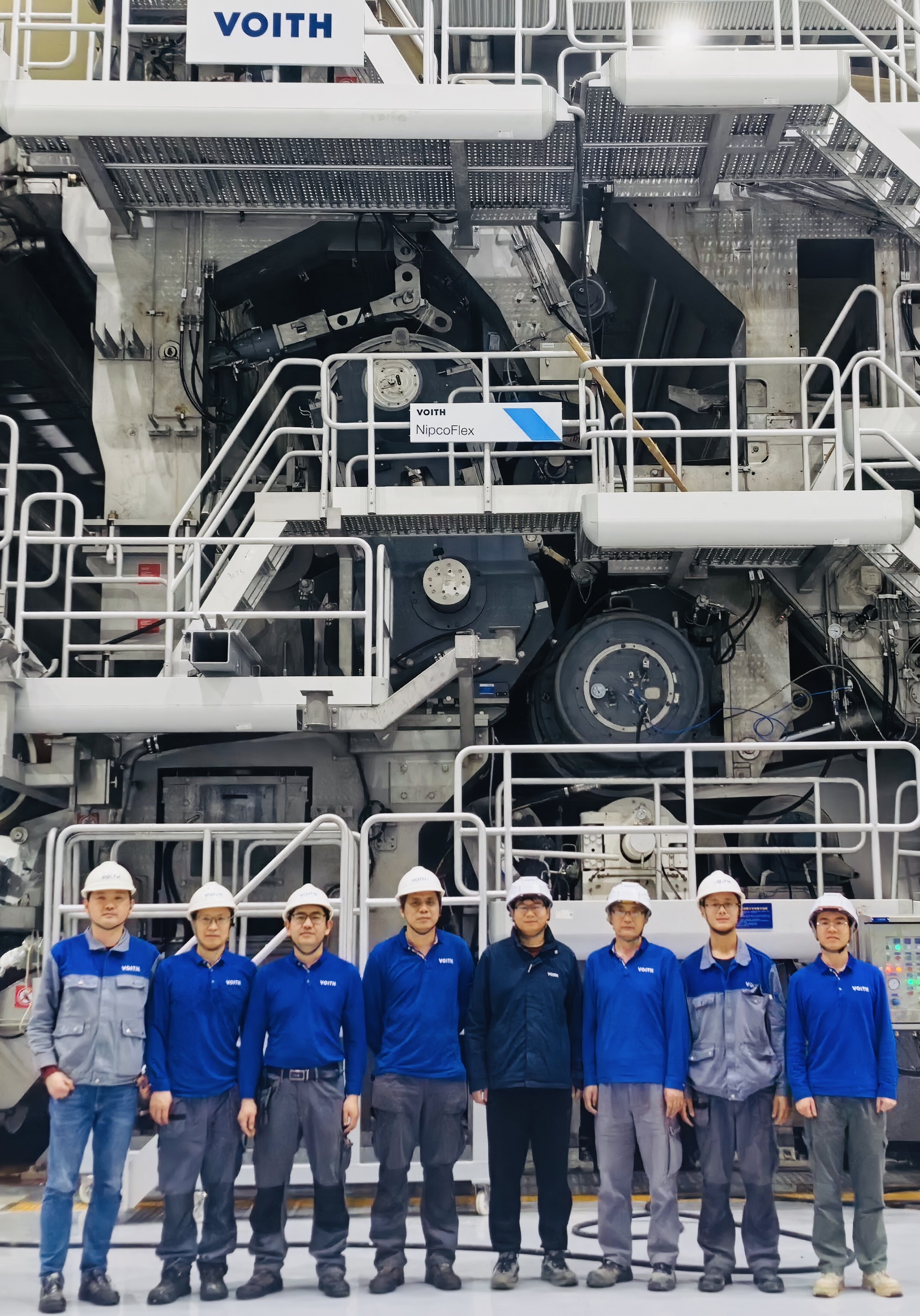 Das Voith-Team vor der neuen DuoCentri NipcoFlex-Presse mit Center Belt