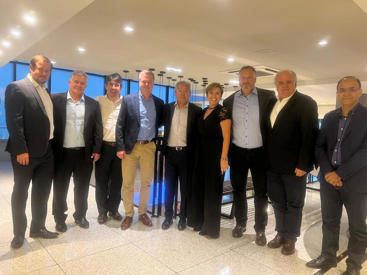 Final negotiation in the city of Curitiba, Brazil – from left to right: Augusto Martins (Voith), Joaquim Maldonado (Adami), Rodrigo Cattai (Voith), Luis G. Bandle (Voith), Hideo Ogassawara (Adami), Carla Borba (Voith), Antonio Lemos (Voith), Jose Adami (Adami) and Osiel Paulino (Adami). Final negotiation in the city of Curitiba, Brazil – from left to right: Augusto Martins (Voith), Joaquim Maldonado (Adami), Rodrigo Cattai (Voith), Luis G. Bandle (Voith), Hideo Ogassawara (Adami), Carla Borba (Voith), Antonio Lemos (Voith), Jose Adami (Adami) and Osiel Paulino (Adami).