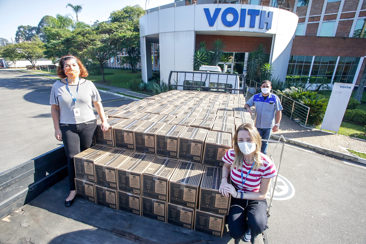 Photo of the 4 tons distributed in more than 270 basic food baskets ready for donation. Voith employees represent voithians in the delivery of food to the institutions of the Jaraguá community. Photo of the 4 tons distributed in more than 270 basic food baskets ready for donation. Voith employees represent voithians in the delivery of food to the institutions of the Jaraguá community.
