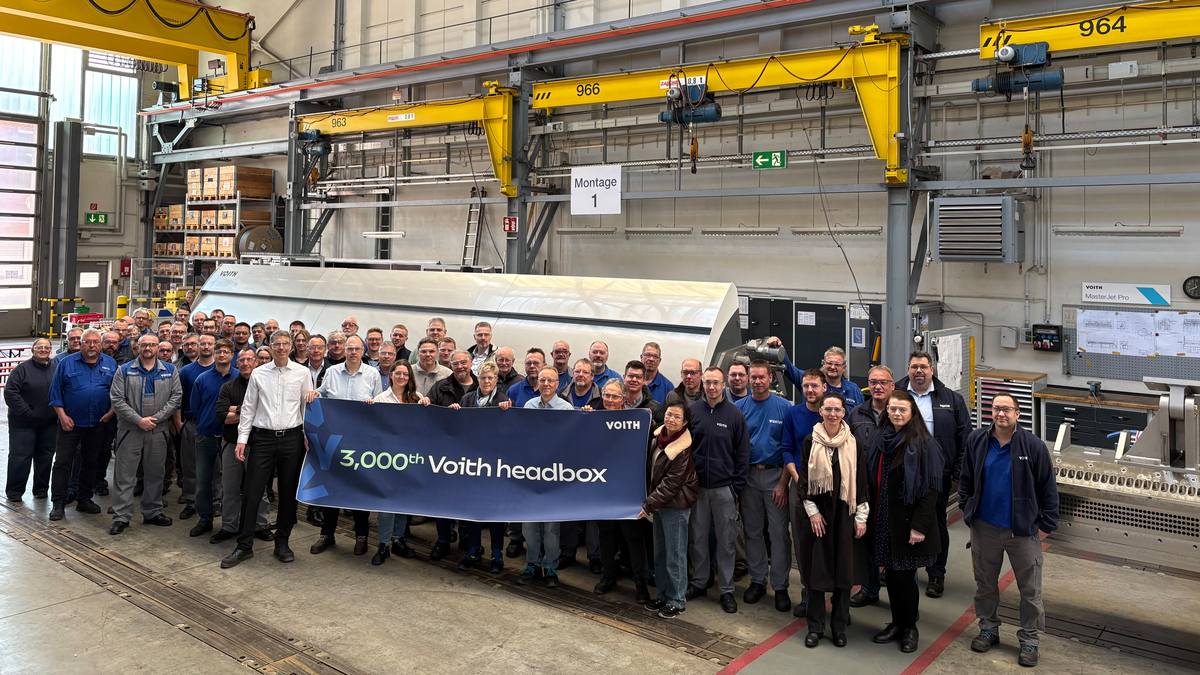 Voith employees in front of the 3,000th Voith headbox
