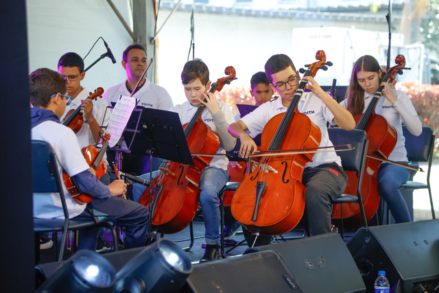 Part of the students of the “Music Won” project with Voith's global CEO, Dr. Toralf Haag.