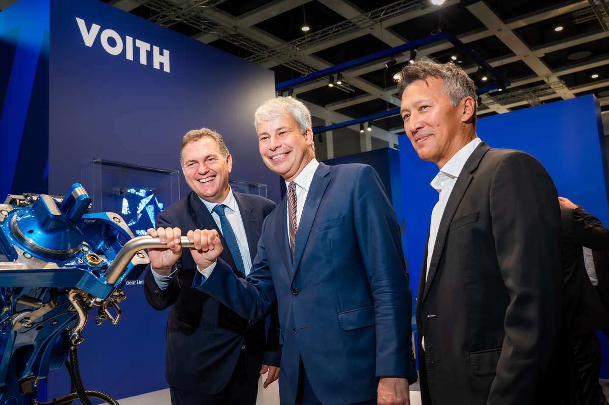 From left to right: Philippe Tabarot, Minister of Transport of France; Steffen Bilger, Germany’s Federal Minister of Transport; and Dirk Hoke, CEO of Voith Group, in front of Voith’s CargoFlex digital automatic coupler.