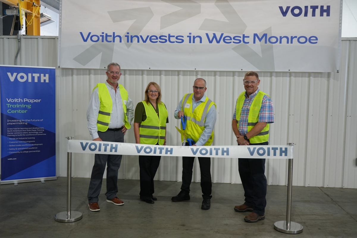 Voith recently held a Ribbon Cutting event celebrating the completion of a multi-million-dollar expansion and modernization of its paper roll service center in West Monroe, Louisiana. (From left to right: Joe Williams, VP of Operations, FRS North America, Voith Paper; Sherry Bohannon, Manager of Engineering, West Monroe, Voith Paper; Jeff Berg, Chief Operating Officer FRS, Voith Paper; Adam Leach, Area Manager, Maintenance, West Monroe, Voith Paper.)