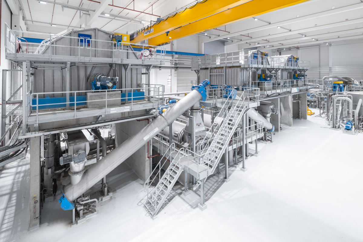 In the last five years, Voith experts commissioned more than 30 plants with a total production capacity of 12.8 million tons per year. Shown here is Palm's customized BlueLine OCC system in Aalen. In the last five years, Voith experts commissioned more than 30 plants with a total production capacity of 12.8 million tons per year. Shown here is Palm's customized BlueLine OCC system in Aalen.
