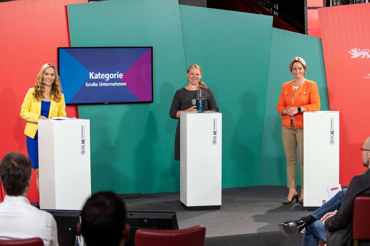 At the award ceremony, Vera Loher, project manager and responsible for the development of OnView.DigitalEye at Voith Paper, received the award this Monday. From left to right: Ilka Groenewold, Moderator; Vera Loher, R&D Engineer Voith; Dr. Nicole Hoffmeister-Kraut, Minister of Economic Affairs, Employment and Tourism. Copyright: Luca Ganter. At the award ceremony, Vera Loher, project manager and responsible for the development of OnView.DigitalEye at Voith Paper, received the award this Monday. From left to right: Ilka Groenewold, Moderator; Vera Loher, R&D Engineer Voith; Dr. Nicole Hoffmeister-Kraut, Minister of Economic Affairs, Employment and Tourism. Copyright: Luca Ganter.