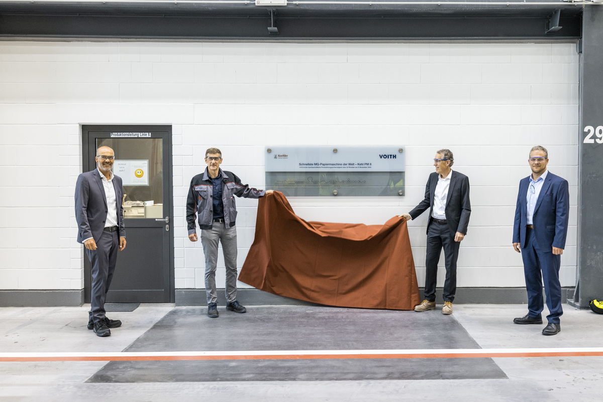 To celebrate this event, Voith handed over an engraved glass plate to Koehler Paper, which records this historic speed record.
From left: Dr. Stefan Karrer, COO Koehler; Joachim Uhl, Mill Director Kehl; Dr. Michael Trefz, President Projects Voith Paper; Michael Rendsburg, President Voith Paper Projects EMEA. To celebrate this event, Voith handed over an engraved glass plate to Koehler Paper, which records this historic speed record.
From left: Dr. Stefan Karrer, COO Koehler; Joachim Uhl, Mill Director Kehl; Dr. Michael Trefz, President Projects Voith Paper; Michael Rendsburg, President Voith Paper Projects EMEA.
