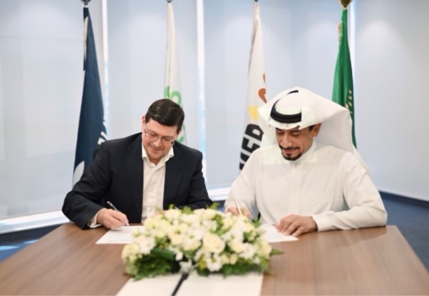 Contract signing between MEPCO and Voith: Sami Al Safran, President & CEO of MEPCO (right), and Joachim Huber, Regional Account & Sales Manager at Voith Paper (left) Contract signing between MEPCO and Voith: Sami Al Safran, President & CEO of MEPCO (right), and Joachim Huber, Regional Account & Sales Manager at Voith Paper (left)