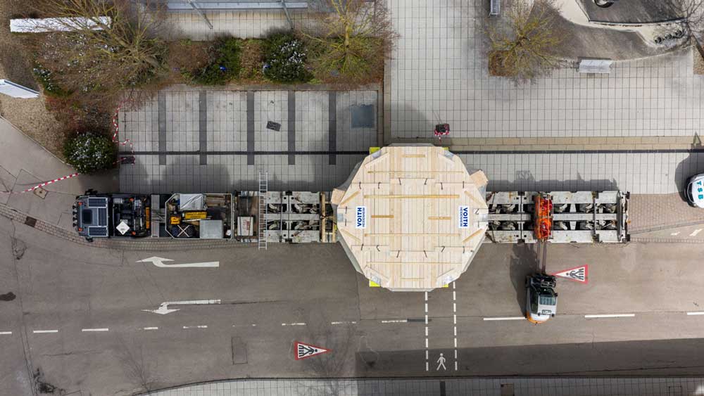 With a diameter of more than 8 meters, the stator for the Töging am Inn power plant leaves the factory premises as the widest transport in the history of Voith Hydro Heidenheim to date. With a diameter of more than 8 meters, the stator for the Töging am Inn power plant leaves the factory premises as the widest transport in the history of Voith Hydro Heidenheim to date.