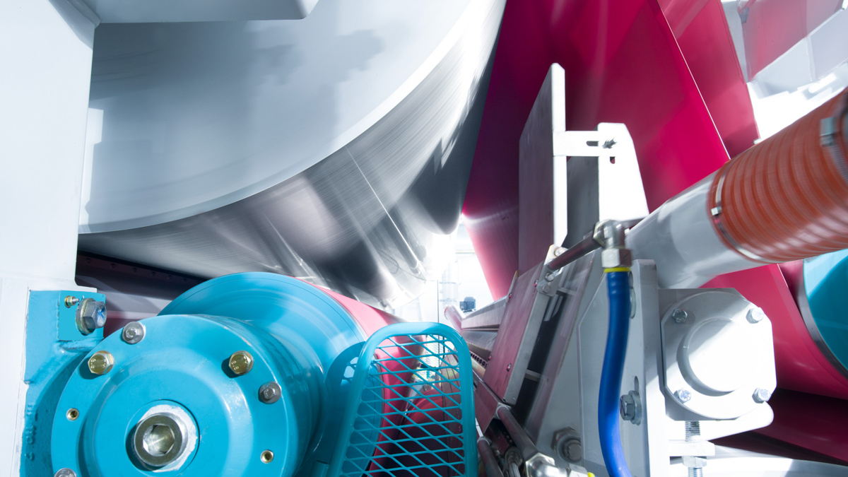 Thanks to the arrangement of air nozzles and deflectors optimized for higher basis weights, the Voith TailStabilizer now enables ropeless tail threading for board machines with two-tier dryer sections. Thanks to the arrangement of air nozzles and deflectors optimized for higher basis weights, the Voith TailStabilizer now enables ropeless tail threading for board machines with two-tier dryer sections.