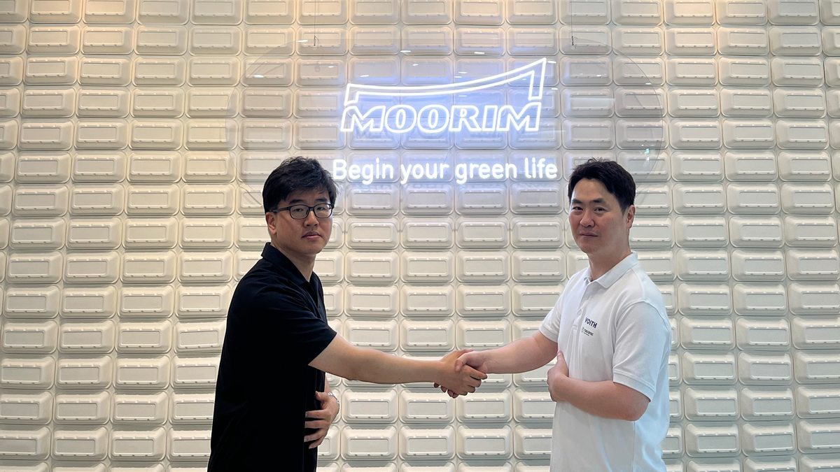 Se-hwan Cheon, Purchasing Manager at Moorim Paper (left), and Al Choi, Sales Representative of Voith (right). Se-hwan Cheon, Purchasing Manager at Moorim Paper (left), and Al Choi, Sales Representative of Voith (right).