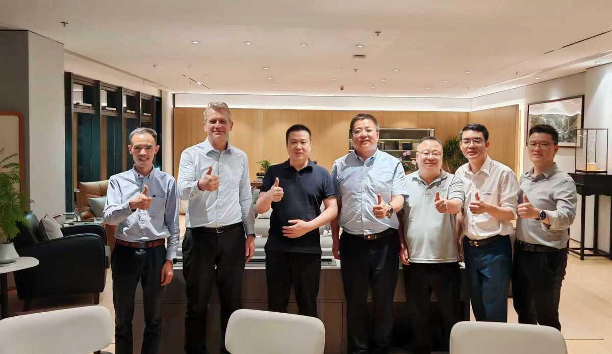 In collaborative dialogue: Representatives from Wuzhou Special Paper and Voith. From left to right: Simon Lee (Senior Application Engineer Rebuild P&S China), Dieter Wenninger (President P&S Asia), Lei Zhao (Chairman Wuzhou Paper Group), Jiping Gu (Vice President P&S China), Yanchen Zhang (Vice General Manager Wuzhou Paper Group), Jason Jiang (Managing Director Rebuild P&S China), and Kevin Peng (Senior Sales Engineer Rebuild P&S China)