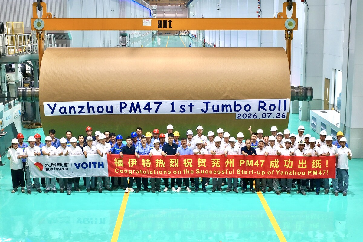 Project teams from Voith and Sun Paper celebrate the successful start-up of Yanzhou PM 47.
