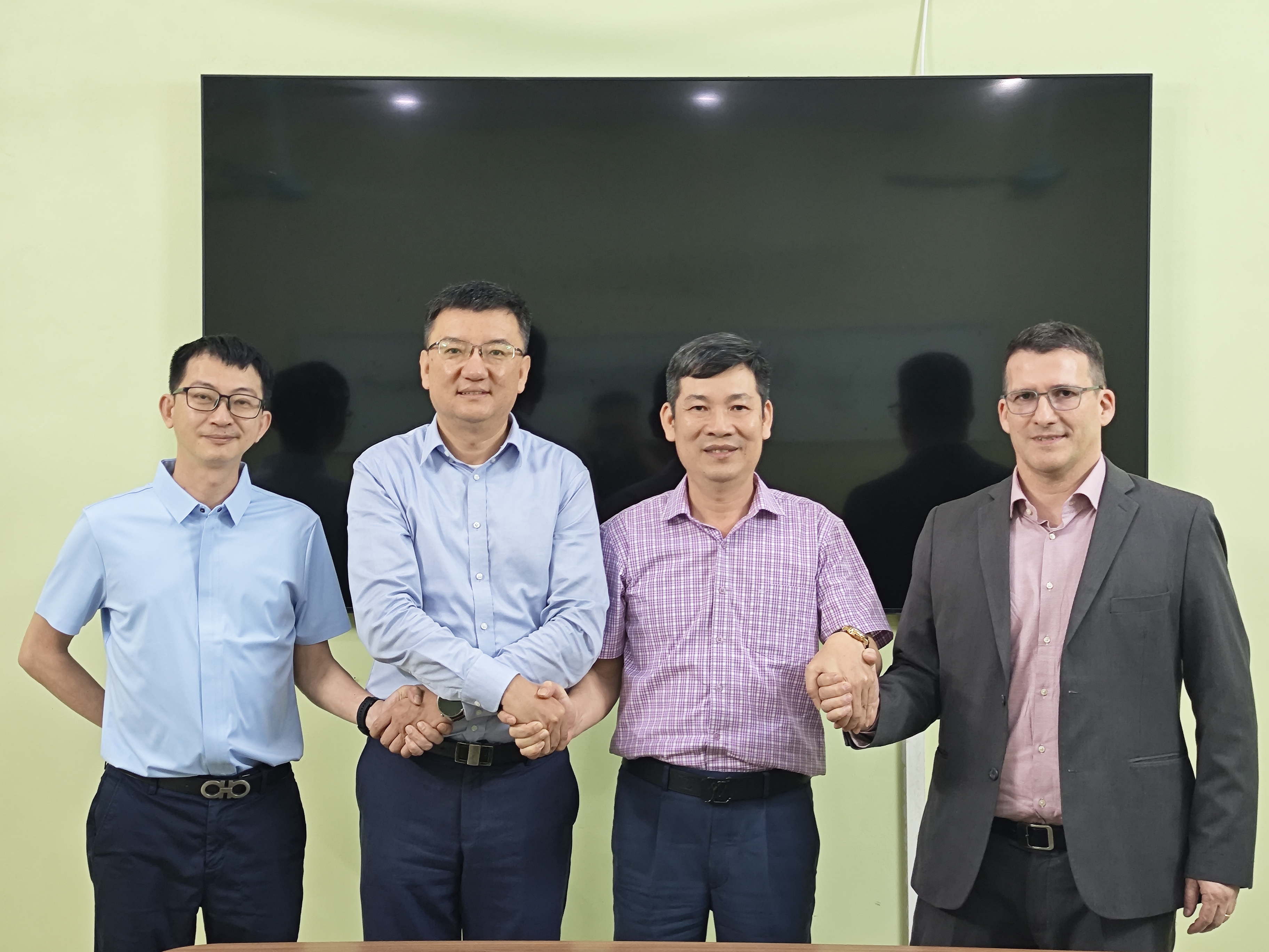 Left to right: Rencheng Mao, Engineer, GDT; Hanson Zhao, Vice President Sales, Voith Paper Asia; Dinh Nhu Kien, Chairman of the Board of Directors, GDT; and Ronaldo Parucker, Senior Vice President Business Development, Voith Paper SEA.