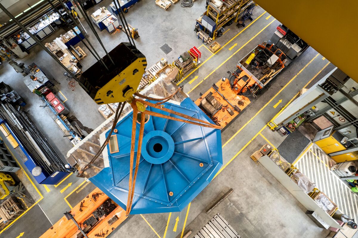 Loading of the 54-ton turbine housing at the Voith Hydro plant in St. Poelten
Loading of the 54-ton turbine housing at the Voith Hydro plant in St. Poelten