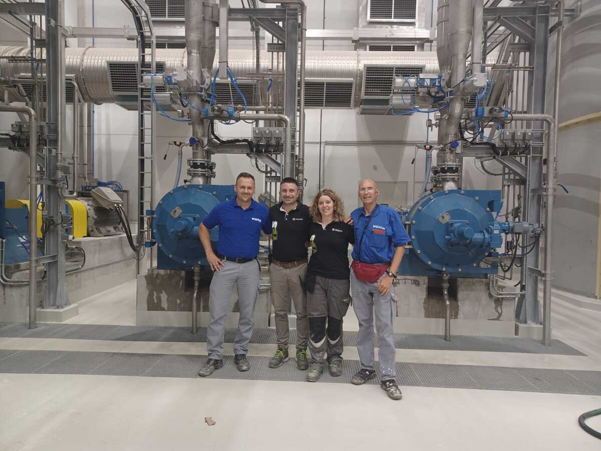 Excellent cooperation for the best possible customer solutions - the picture shows the Voith-Toscotec team at the Vajda-Papír mill. From left to right: Tomislav Druzinec (Start-Up Engineer at Voith Paper), Francesco Ureni (Associate Chief Customer Service Officer at Toscotec) and Elisa Bertolucci (Fiber Systems Engineering Manager at Toscotec), Wolfgang Müller (Global Product Manager at Voith Paper). Excellent cooperation for the best possible customer solutions - the picture shows the Voith-Toscotec team at the Vajda-Papír mill. From left to right: Tomislav Druzinec (Start-Up Engineer at Voith Paper), Francesco Ureni (Associate Chief Customer Service Officer at Toscotec) and Elisa Bertolucci (Fiber Systems Engineering Manager at Toscotec), Wolfgang Müller (Global Product Manager at Voith Paper).