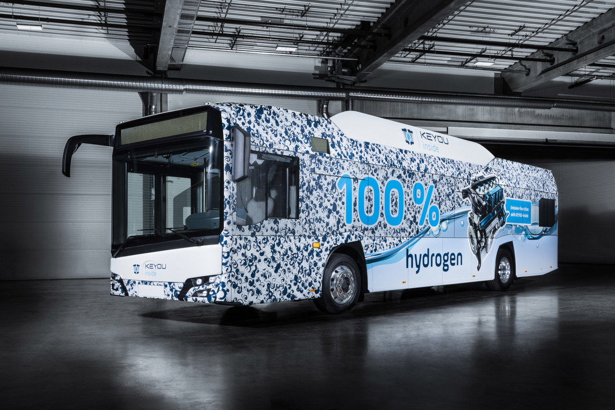 The vehicle is equipped with a unique combination of “KEYOU-inside hydrogen engine” and Voith DIWA NXT mild-hybrid system. The vehicle is equipped with a unique combination of “KEYOU-inside hydrogen engine” and Voith DIWA NXT mild-hybrid system.