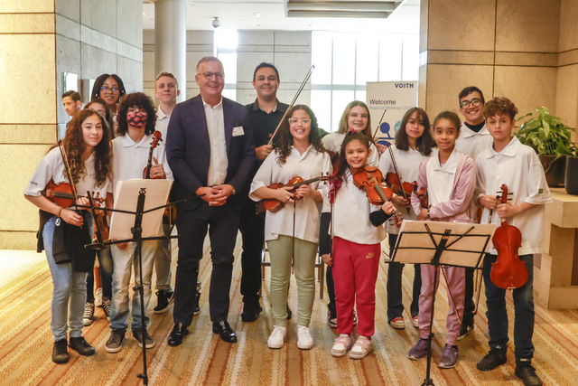 Parte dos alunos do projeto “A Música Venceu” com o CEO mundial da Voith, Dr. Toralf Haag.